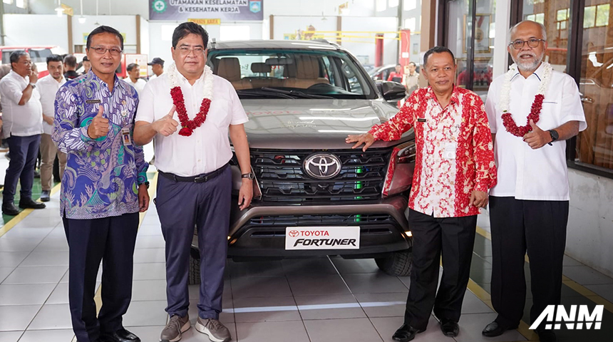 Berita, tmmin-donasi-1: Dukung Kegiatan Praktik, Toyota Donasikan Fortuner Ke SMKN 2 Salatiga