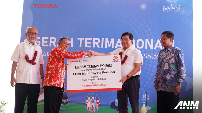 Berita, tmmin-donasi-2: Dukung Kegiatan Praktik, Toyota Donasikan Fortuner Ke SMKN 2 Salatiga