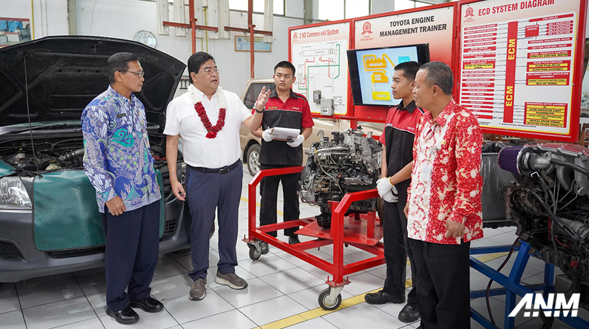 Berita, tmmin-donasi: Dukung Kegiatan Praktik, Toyota Donasikan Fortuner Ke SMKN 2 Salatiga