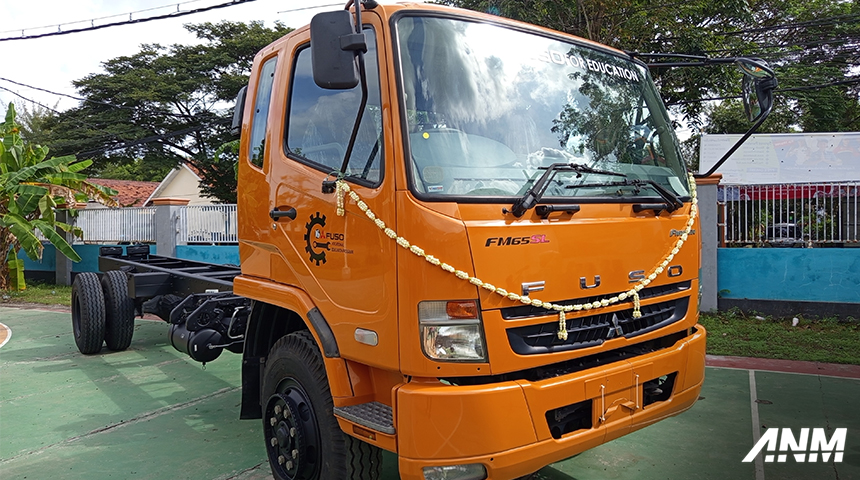 Berita, fuso-donasi-kamal: Tingkatkan Kualitas SDM, KTB Donasikan Fuso Fighter Untuk SMKN 1 Kamal, Madura