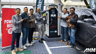 Bekerja Sama dengan Voltron, Geely Hadirkan Charging Station di Seluruh Dealernya