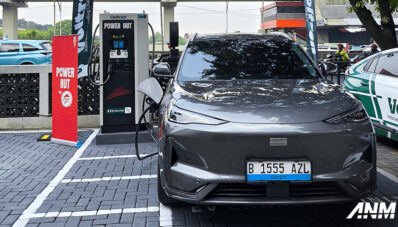 Bekerja Sama dengan Voltron, Geely Hadirkan Charging Station di Seluruh Dealernya