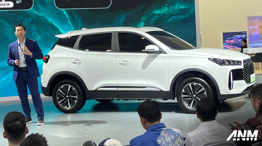 Cherry, giias-2025-chery-press-con-tiggo-cross-csh-hybrid-side: GIIAS 2025 : Chery Tiggo Cross CSH Hybrid & Sport Resmi Mengaspal