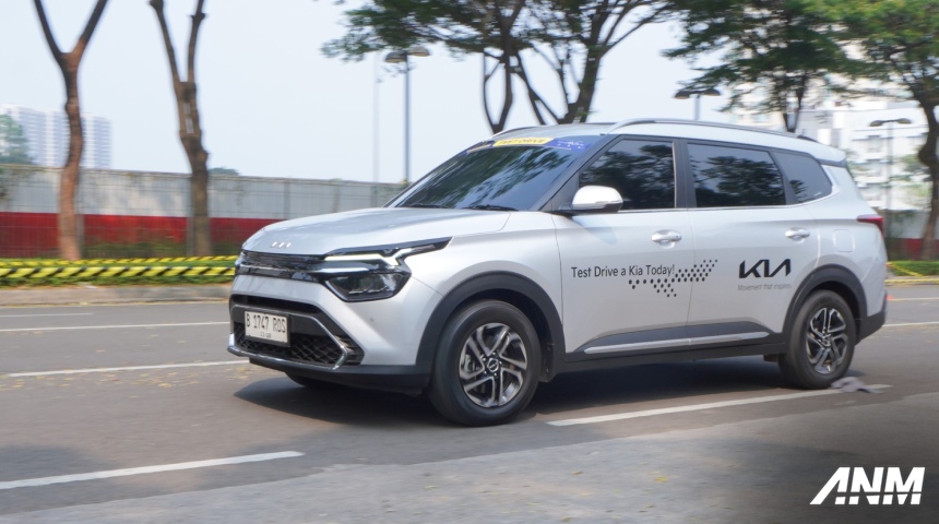 Berita, giias-2025-kia-carens-side-rolling: GIIAS 2025 : KIA Pamerkan Model MPV Carens Dan Carnival Hybrid Terbarunya