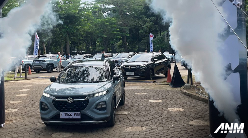 Berita, suzuki-fronx-ceremonial-handover-1: Apresiasi Kepercayaan Konsumen, Suzuki Gelar Ceremonial Handover Suzuki Fronx!