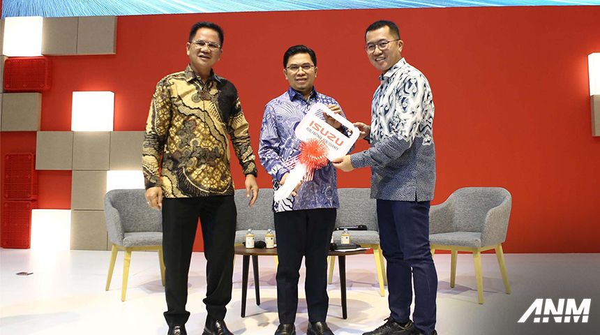Berita, isuzu-elf-mikrotrans: GIIAS 2025 : Isuzu Serah Terimakan Elf NQR B Jadi Andalan Minitrans Transjakarta