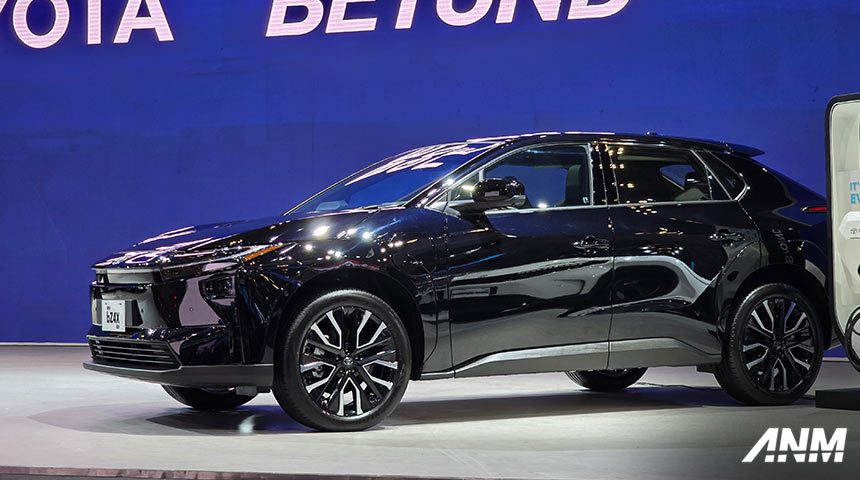 Berita, toyota-bZ4X-CKD: Toyota Bakal Bawa Banyak Kejutan di GIIAS Surabaya 2025, Jangan Ketinggalan!